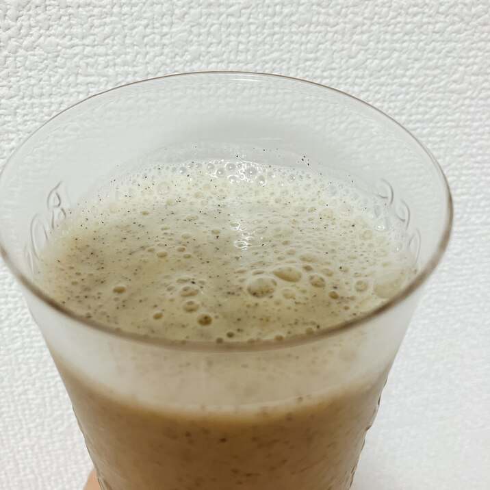 甘みは甘酒で！黒ごまバナナ豆乳シェイク